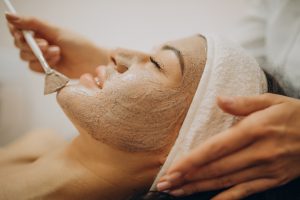 mujer realizándose tratamiento facial temporada verano en ges spa
